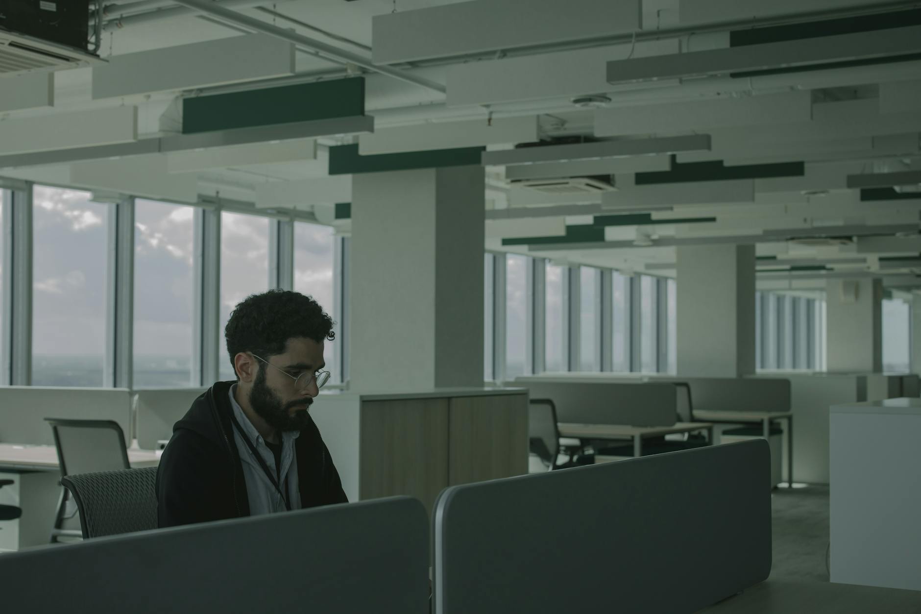Empleados en una oficina moderna, gestión de presencia y absentismo laboral en empresas españolas