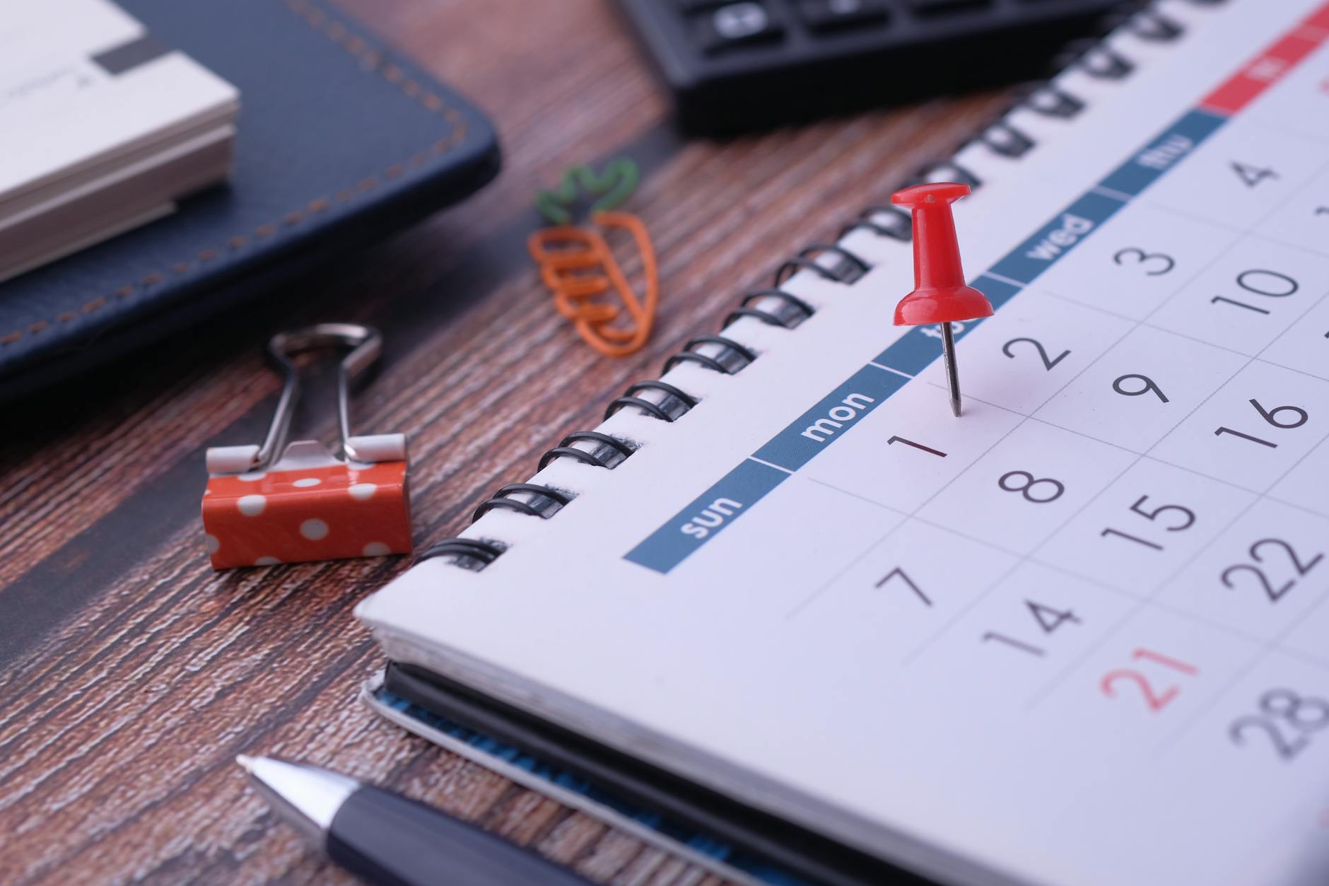 Escritorio con calendario y elementos de planificación de jornada laboral