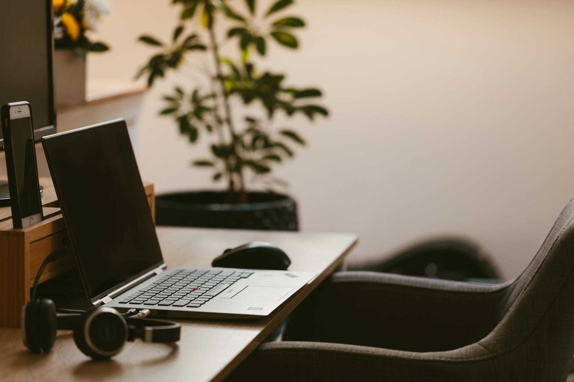 Persona trabajando desde casa con ordenador portátil — teletrabajo y control horario en España