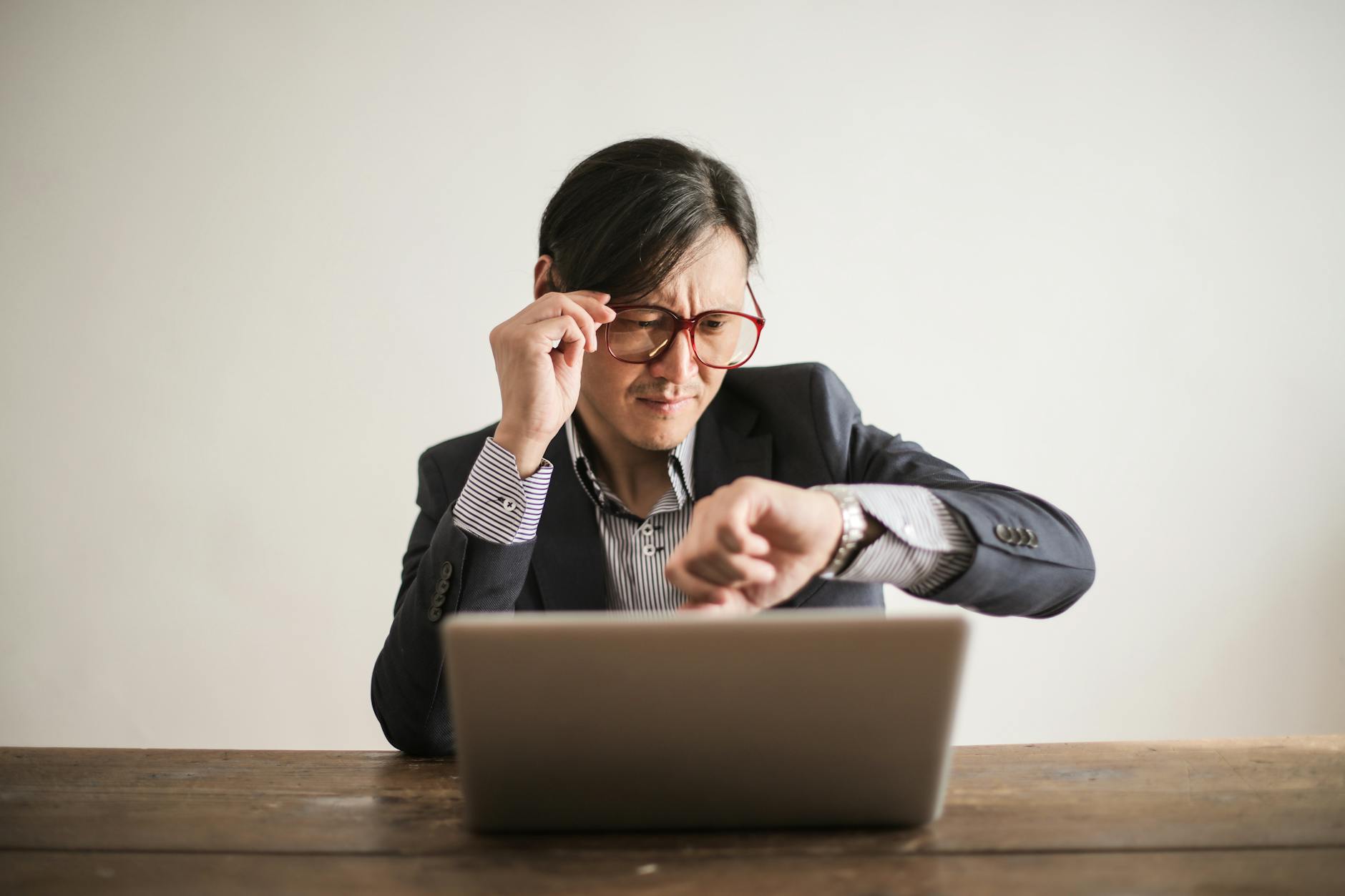 Empleados trabajando con sistema de fichaje digital en oficina moderna
