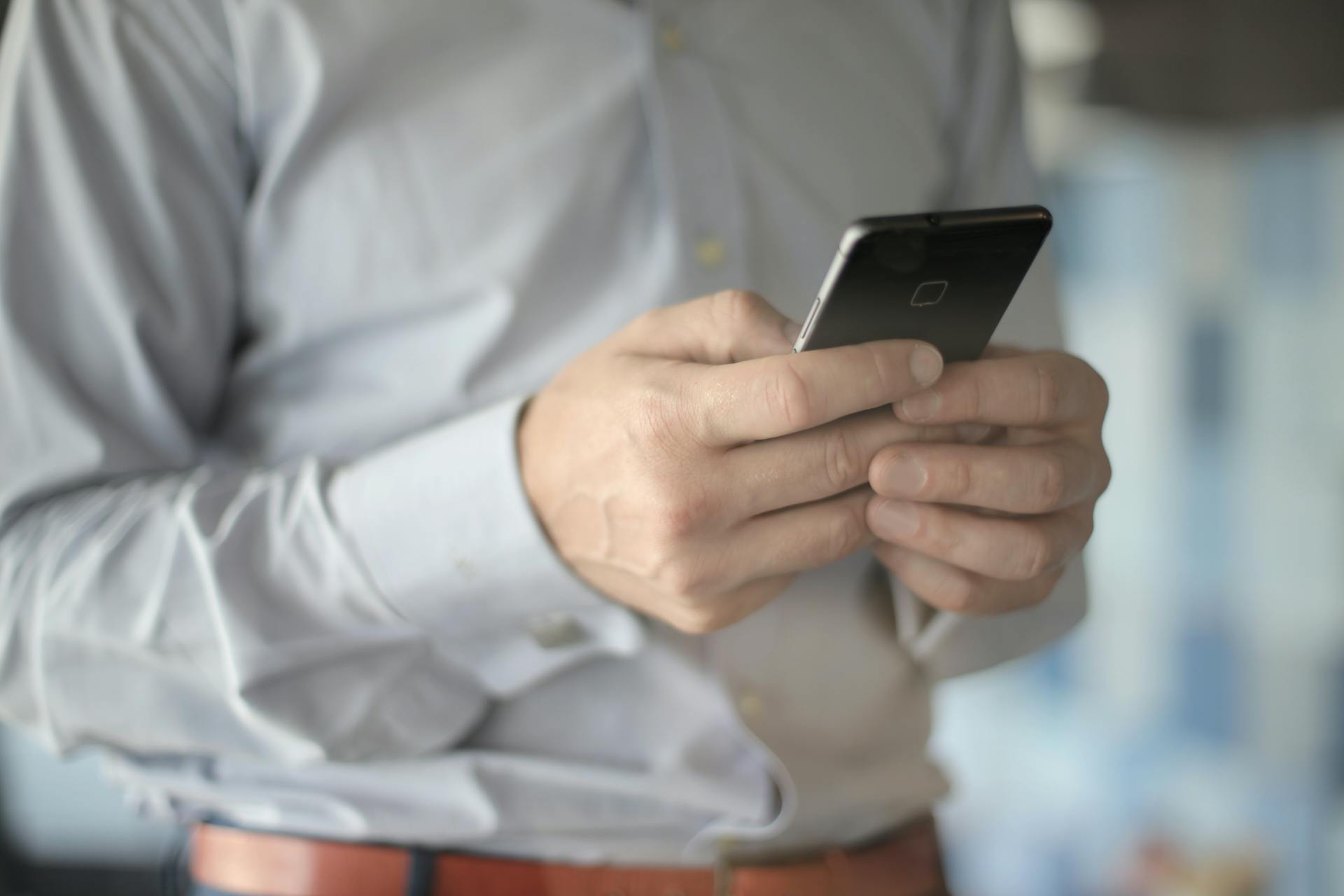 Empleado fichando con el móvil en el trabajo mediante WhatsApp